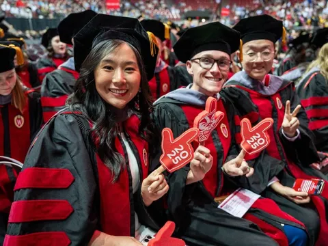 Thế hệ đua nhau học song bằng vì sợ thất nghiệp ở Mỹ