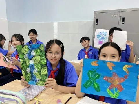 Trường từ chối nhận hoa 20/11, mong đổi thành sách vở cho học sinh