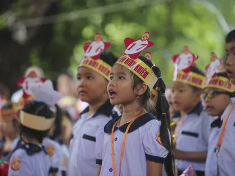Vừa mừng, vừa lo khi Tiếng Anh thành môn bắt buộc từ lớp 1