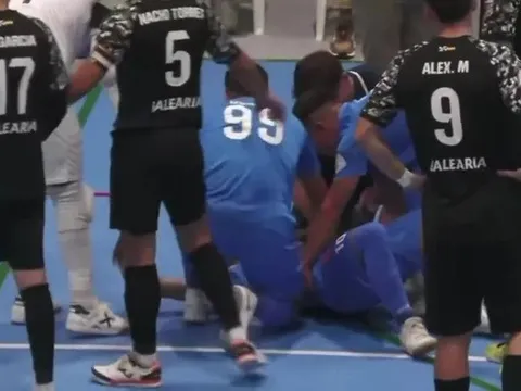 Cầu thủ phải cắt bỏ lá lách sau pha va chạm kinh hoàng trên sân