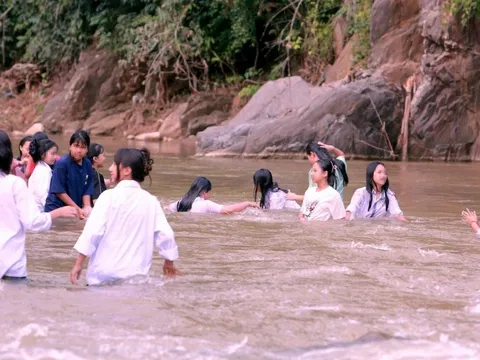 Hết cảnh học sinh vùng biên Thanh Hóa đi bộ hơn 1km ra suối tắm giặt