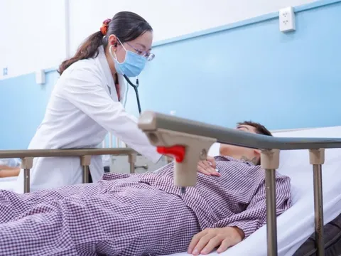 Ba mẹ con đều cùng ngộ độc sau khi ăn bánh mì cóc