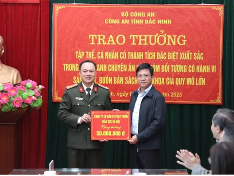 Nhà xuất bản Giáo dục Việt Nam tặng thưởng Công an tỉnh Bắc Ninh về thành tích triệt phá đường dây sách giáo khoa giả
