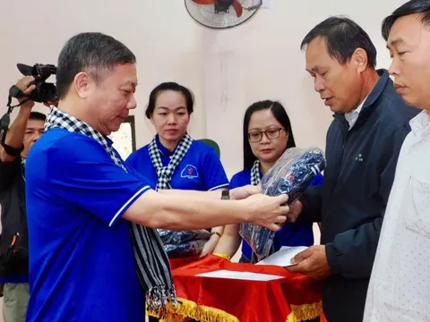 Đoàn công tác TPHCM mang quà nghĩa tình về với quê hương cách mạng Phú Đình, Thái Nguyên