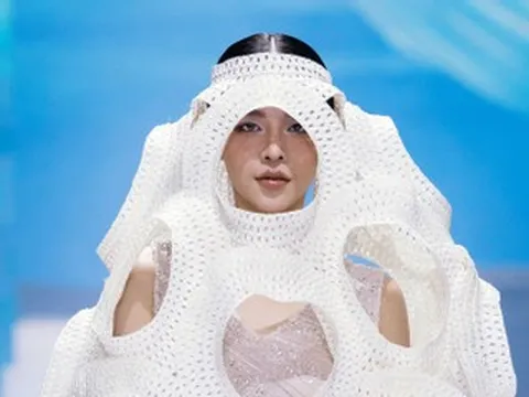 Hoa hậu Thanh Thủy diện trang phục lạ mắt