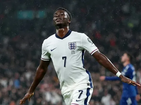 Saka khiến CĐV Arsenal hú vía sau cái chỉ tay gây hoang mang