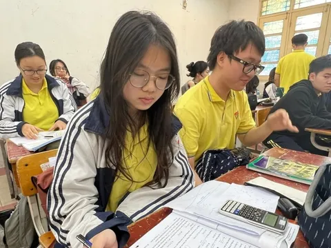 Muốn hết cảnh ép học, phải gỡ áp lực thi cử