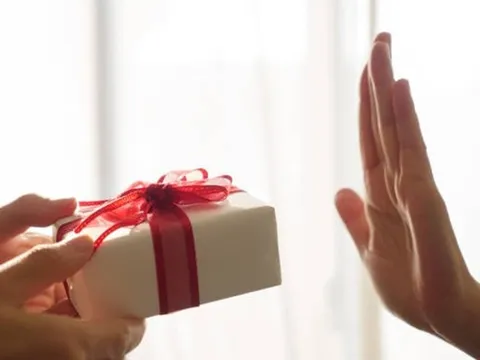 Nhiều trường học không nhận hoa, quà dịp 20/11, xin chuyển thành học bổng cho học sinh nghèo