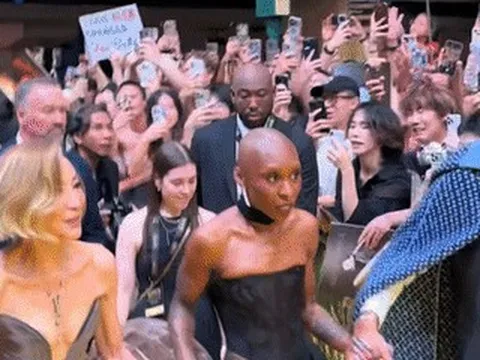 Nữ ca sĩ nổi tiếng hoảng loạn vì fan cuồng lao thẳng vào người giữa sự kiện