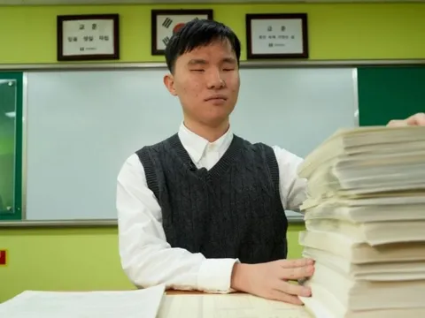 Kiệt sức với kỳ thi đại học kéo dài 12 tiếng tại Hàn Quốc