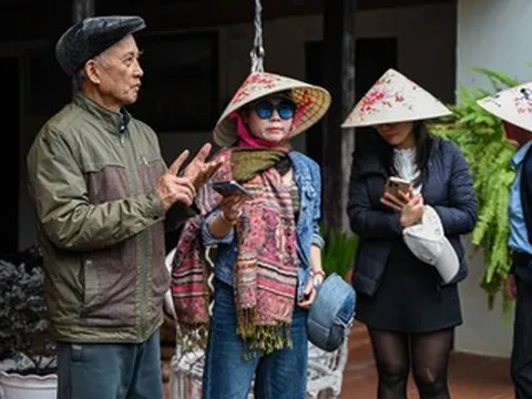 Vợ chồng U80 biến nhà sàn gần 100 tuổi thành homestay, đón khách như con cháu