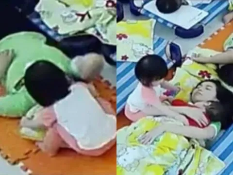 Giờ trưa ở nhà trẻ, mẹ kiểm tra camera thấy con gái không ngủ, liên tục có những hành động khó tin với giáo viên