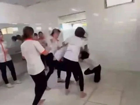 Nữ sinh trường cao đẳng ở TP.HCM bị đánh 'hội đồng' trong nhà vệ sinh