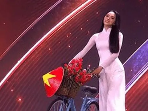 Hương Giang nhận 'bão' lời khen ở màn thi Trang phục truyền thống Miss Universe 2025