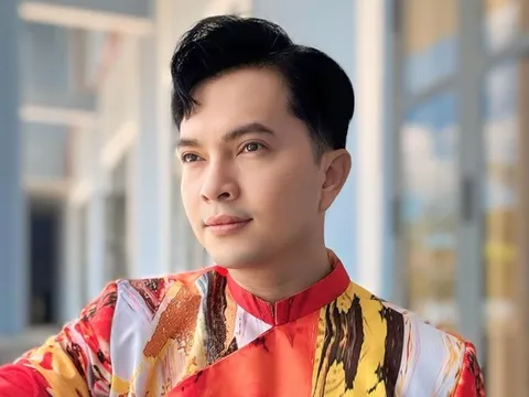 Cuộc sống kín tiếng của nam ca sĩ có 3 bằng đại học