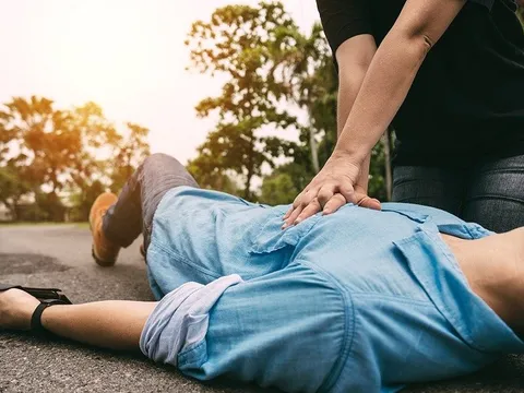 Vắt chanh vào miệng để cứu người ngưng tim, bác sĩ cảnh báo nóng