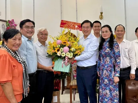 Phó Bí thư Thường trực Thành ủy Lê Quốc Phong thăm nhà giáo tiêu biểu ở TP HCM