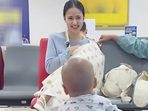 Mẹ bỉm Hà Nội cho con bú ở phòng chờ tiêm gây sốt MXH vì xinh giống hệt mỹ nhân đẹp nhất Philippines