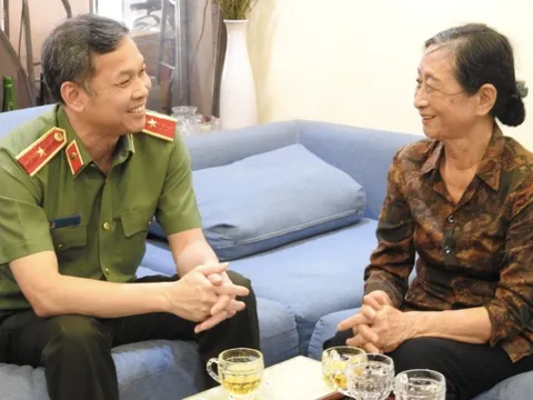 Công an TP HCM thăm nhà giáo tiêu biểu