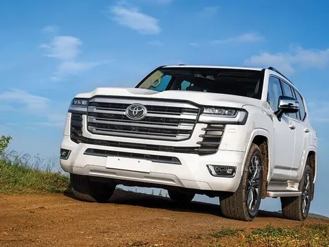 Toyota vừa làm 1 điều, người mua xe sắp thoát cảnh 'xe mới mua đã lỗi thời'