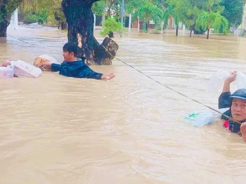 Bức ảnh thầy cô giáo ở Gia Lai gây xúc động mạnh