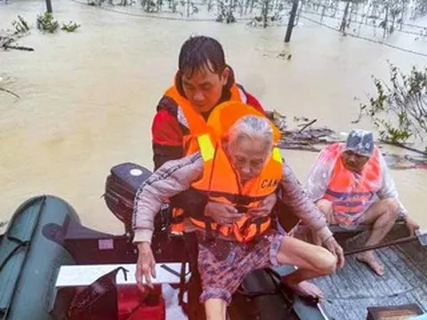 Những hình ảnh lay động, tiếp sức người dân ở tâm lũ Gia Lai