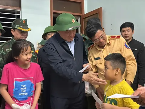 Phó Thủ tướng Thường trực Chính phủ Nguyễn Hòa Bình thăm hỏi người dân vùng lũ