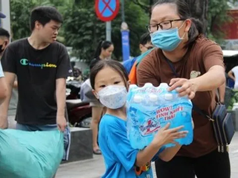 Những em bé ở TPHCM xắn tay cứu trợ vùng lũ: 'Con sợ đồ ướt, các bạn sẽ đói'