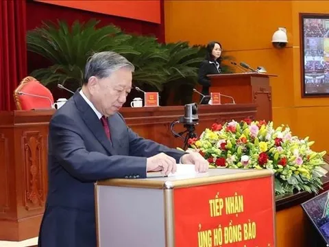 Hình ảnh Tổng Bí thư Tô Lâm và các đại biểu quyên góp, ủng hộ đồng bào chịu ảnh hưởng bởi bão lũ