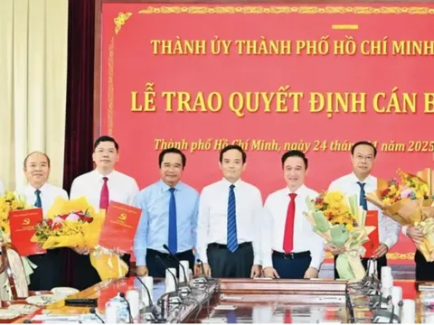 Trao quyết định phê chuẩn kết quả bầu Phó Chủ tịch HĐND, Phó Chủ tịch UBND TPHCM