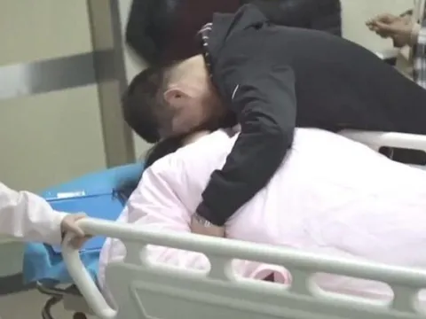 Con sơ sinh vừa chào đời, bố kêu lên "Có vật lạ", mẹ nhìn thấy liền ngất xỉu, bác sĩ vội chúc mừng