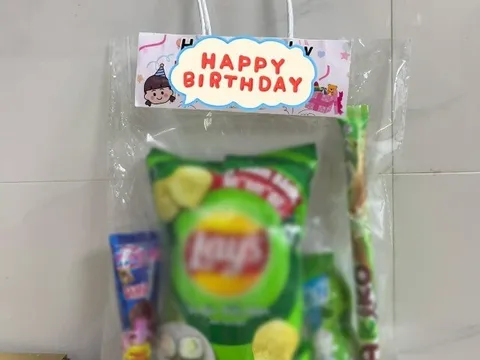 Cô gửi quà sinh nhật cho con, mẹ chụp ảnh đăng lên mạng chê đồ công nghiệp, "có lần nôn sạch"