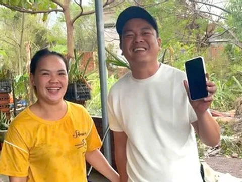 Mất điện thoại giữa lũ dữ, anh cứu hộ Đà Nẵng gặp chuyện ấm lòng sau 3 ngày