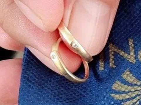 Nhặt túi vàng có cả nhẫn cưới trong đồ cứu trợ, người Đà Nẵng tìm chủ nhân