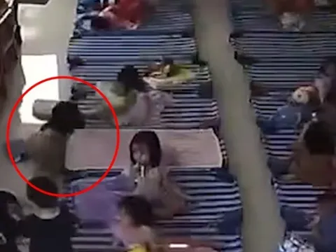 Camera giám sát ghi lại cảnh bé gái mầm non Việt làm một việc kỳ lạ suốt 20 phút khiến mẹ vừa cười vừa lo