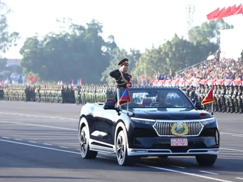 Xe điện Việt Nam nổi bật tại lễ diễu binh, diễu hành kỷ niệm Quốc khánh Lào