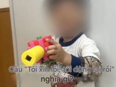 Con đi nhà trẻ về luôn nói "Cô giáo đáng sợ quá", ông bố Nhật lén đặt máy ghi âm vào cặp của bé thì nghe được điều đau...