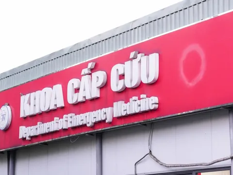 Sự cố kinh hoàng vỡ bồn cầu khiến cháu bé 8 tuổi nguy kịch