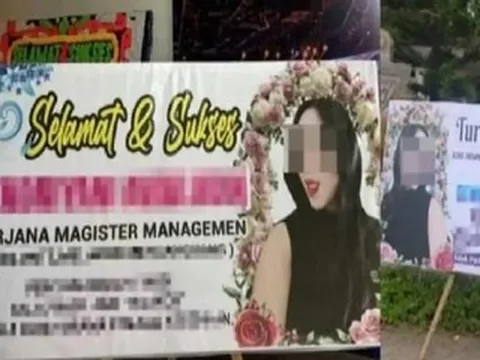 Người vợ đặt tấm biển 'tiểu tam' tại lễ tốt nghiệp gây xôn xao mạng xã hội