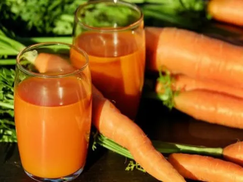 Ăn nhiều cà rốt, cà chua có thể khiến da đổi màu