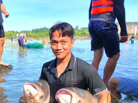 Người dân đổ xô vào Thuỷ điện Trị An bắt cá khủng