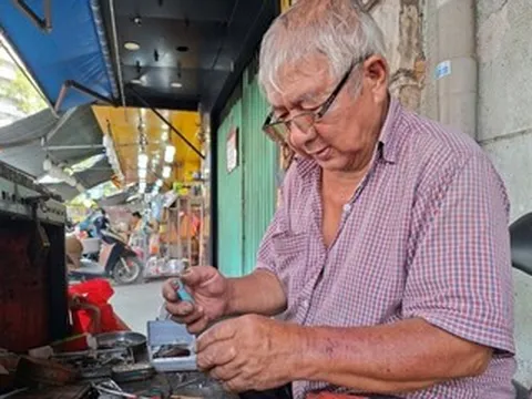 45 năm ngồi vỉa hè sửa bật lửa, bác thợ già TPHCM khiến khách nể phục
