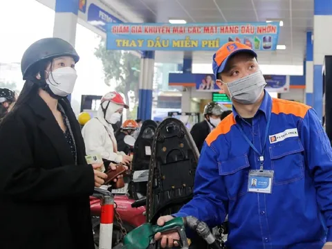 Giá xăng đồng loạt giảm, RON95 về sát 19.000 đồng/lít