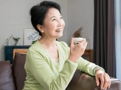 Phát hiện chồng ngoại tình, vợ không nói một lời mà lặng lẽ rời đi, 2 năm sau, cũng người chồng ấy phải bật khóc