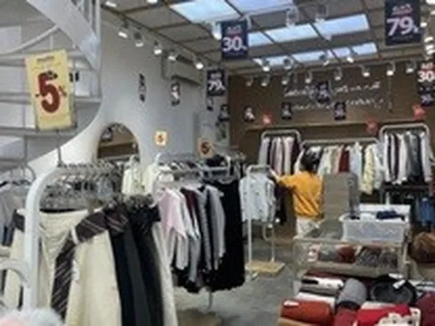 Thị trường thời trang Hà Nội ảm đạm sát ngày Black Friday 2025