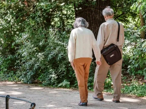 Đưa mẹ già đến nghỉ hưu ở viện dưỡng lão 22 triệu/tháng tưởng thiên đường, con cái bí mật tới thăm thì òa khóc