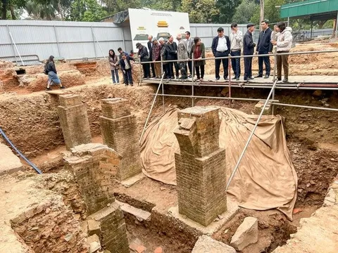 Đào đất, người dân Việt Nam phát hiện vật hình trụ dày 4m màu vàng lạ, chuyên gia xác nhận báu vật lớn nhất lịch sử