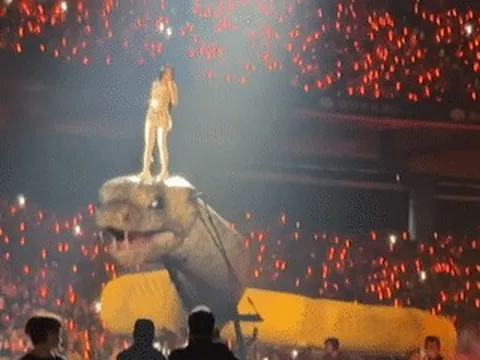 Nữ ca sĩ chi gần 800 tỷ đồng 'cưỡi rắn, bò tót' trên sân khấu là ai?