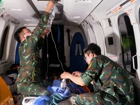 Chuyến bay đưa ngư dân nguy kịch từ đảo về đất liền cấp cứu