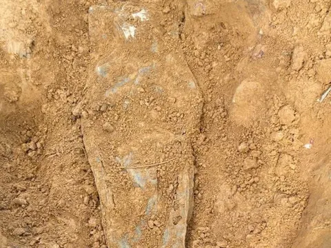 Tìm thấy 2 hài cốt liệt sĩ bên cạnh là 2 túi da đựng tài liệu